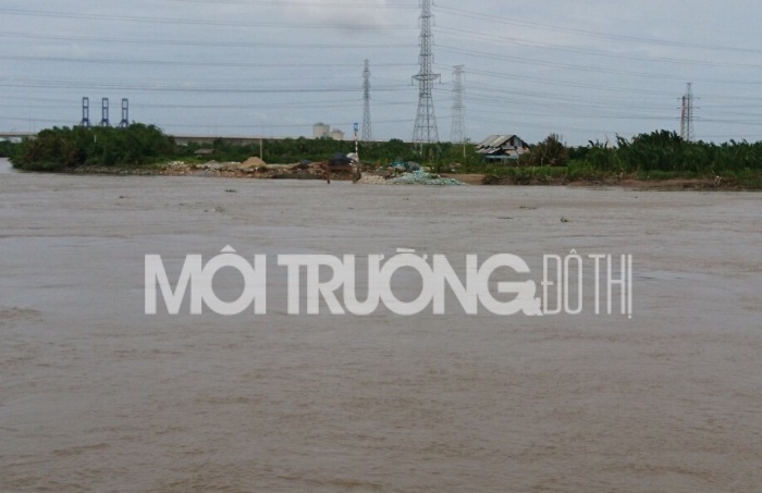 Sạt lở bờ kè Tắc Sông Chà ở Sài Gòn: Chưa làm xong đã hỏng!