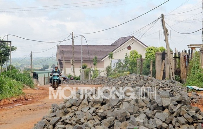 Đắk Nông: Nhà thầu tập kết đá giữa đường cản trở giao thông