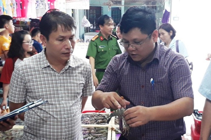 Phát hiện 2 cửa hàng hải sản ở Sầm Sơn bán tôm bơm tạp chất độc hại
