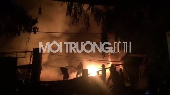 Hà Nội: Hai xưởng nhựa tại Trung Văn bất ngờ bốc cháy trong đêm