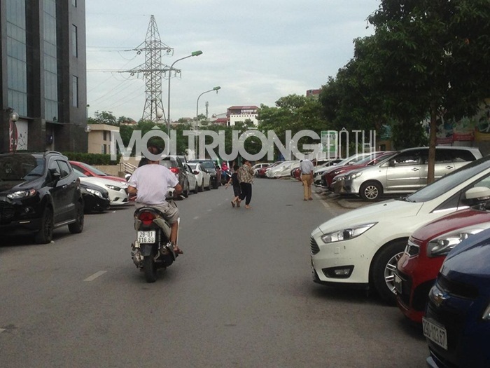 Hà Nội: Chính quyền có “bảo kê” cho bãi xe 'vô phép' hoạt động?