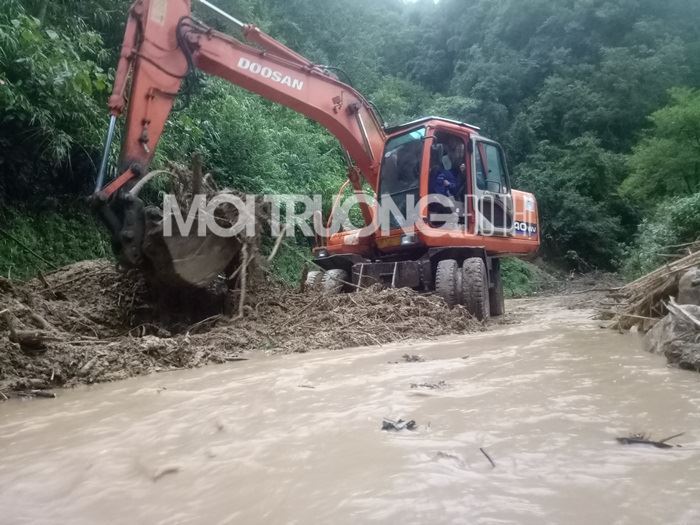 Nỗ lực khắc phục đoạn đường sạt lở QL 279 do mưa lũ ở Lào Cai