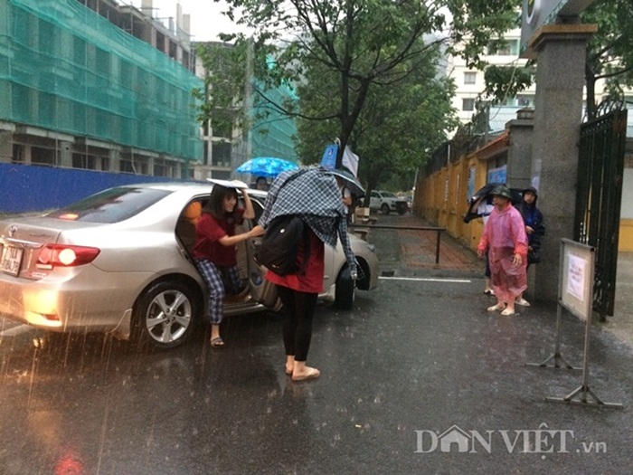 Sĩ tử Quảng Ninh đội mưa to kèm sấm chớp đi thi ngày cuối cùng