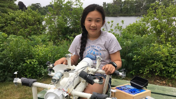 Nữ sinh lớp 6 phát minh robot “săn” rác nhựa trên biển