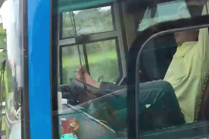 Vụ tài xế xe khách lái bằng chân trên cao tốc: Nhà xe xin lỗi