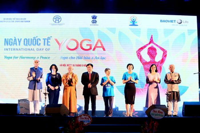 Hơn 8.000 người tham gia đồng diễn trong Ngày Quốc tế Yoga