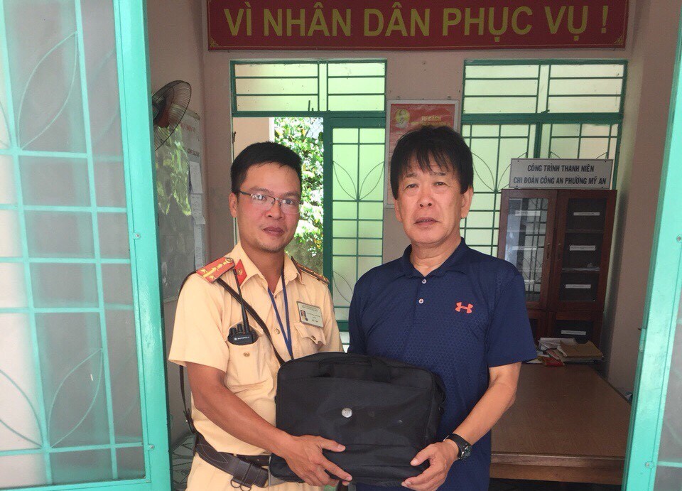 Đại úy CSGT Đà Nẵng trả lại 3 thẻ ngân hàng cho du khách Nhật bị rơi