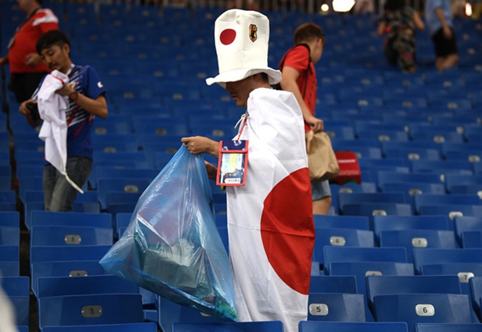CĐV Nhật Bản vừa khóc vừa nhặt rác trên khán đài sau trận thua Bỉ