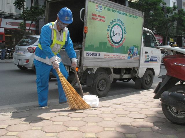 URENCO Hà Nội thưởng nóng cho công nhân vệ sinh môi trường
