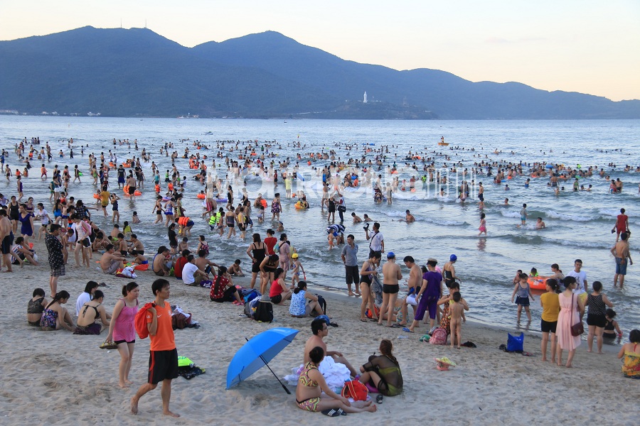 Đà Nẵng khuyến cáo người dân hạn chế tắm biển ở các khu vực bị ngứa