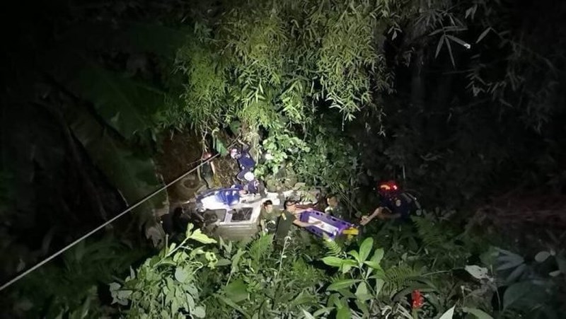 10 thành viên cứu hộ đội bóng nhí Thái Lan bị thương