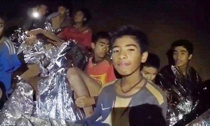Đội bóng Thái Lan đang được đưa ra khỏi hang bằng cách nào?