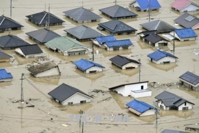 Nhật Bản: Mưa lớn tang hoang, động đất rung chuyển nhà cửa