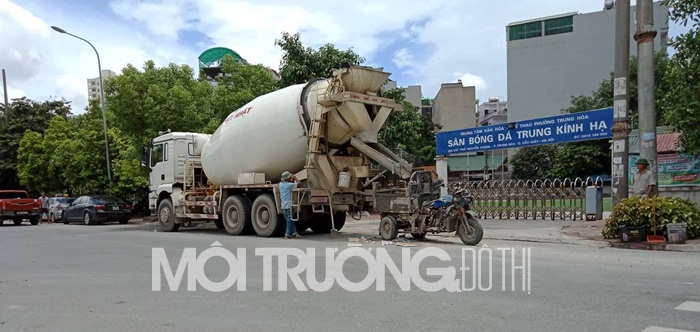 Hà Nội: Sập nắp cống, lộ xe bê tông hoạt động trong giờ cấm?