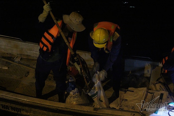 Hàng trăm công nhân thức trắng đêm vớt xác cá ở hồ Tây