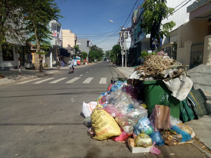 Dân chặn xe rác vào bãi, hơn 800 tấn rác ùn ứ “tấn công” khu dân cư