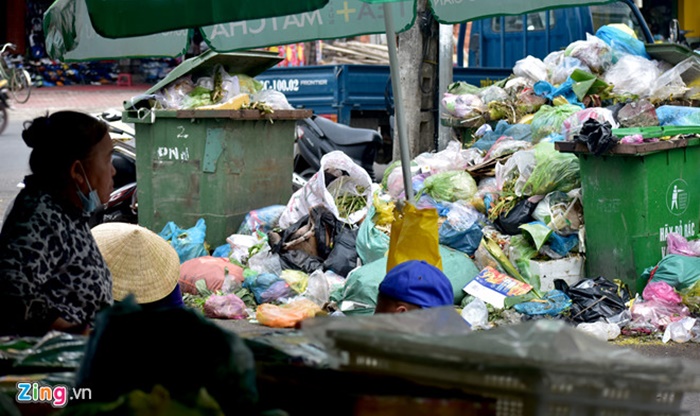 Quảng Ngãi: Dân tiếp tục chặn xe, hàng tấn rác ùn ứ gây ô nhiễm