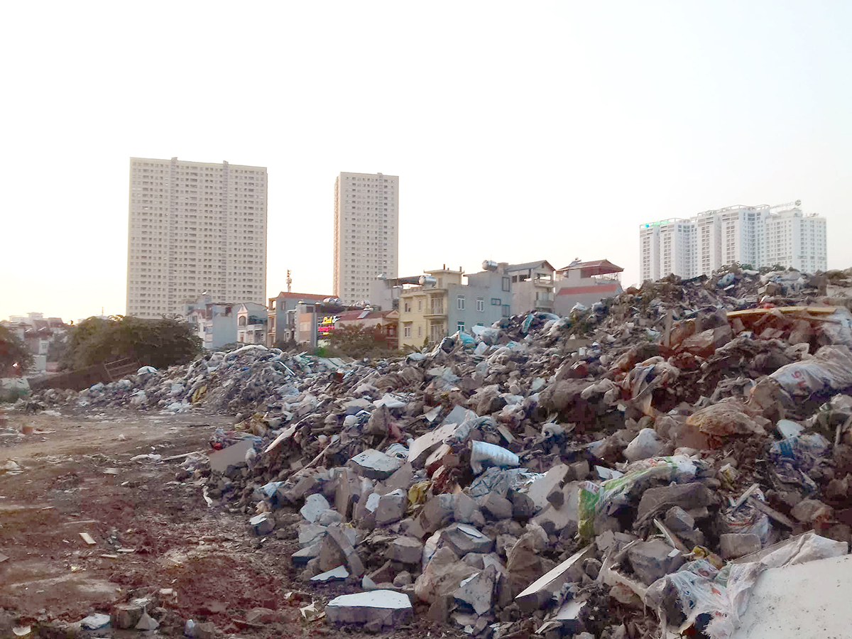 Hà Nội: Phát lộ núi rác thải từ chiếc máy xúc chắn ngang đường