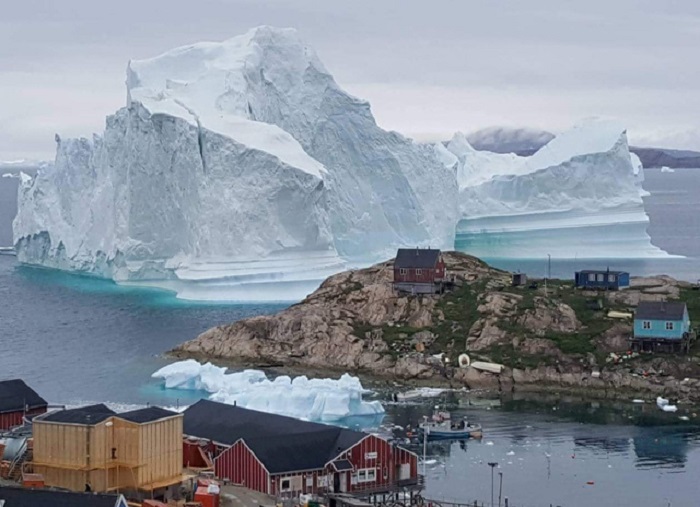 Rùng mình với tảng băng trôi đe dọa cả làng ở Greenland
