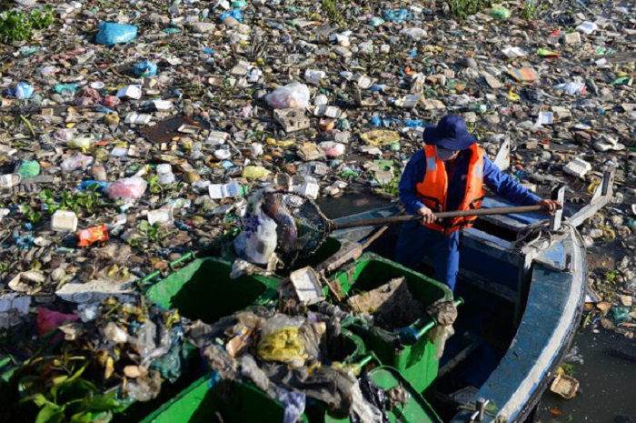TP.HCM: Mỗi ngày vớt được 10-40 tấn rác thải trên 4 con kênh