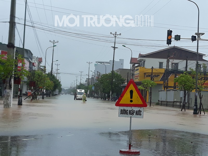 Mưa kéo dài khiến TP Hà Tĩnh ngập lụt nhiều tuyến đường