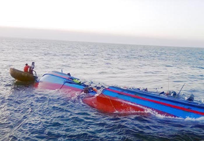 Quảng Ninh: Cứu sống thuyền viên ôm bình gas lênh đênh trên biển
