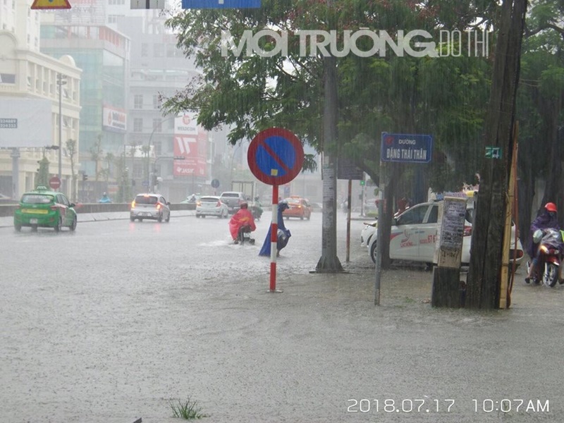 Nóng: Mưa lớn kéo dài, Thành phố Vinh ngập trong biển nước