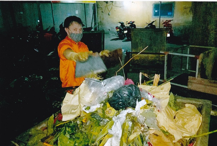 Người làm vệ sinh – Gom rác chợ Hưng Dũng