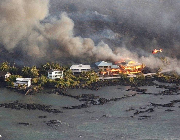 Nham thạch núi lửa rơi trúng thuyền du lịch, 23 hành khách bị thương 3