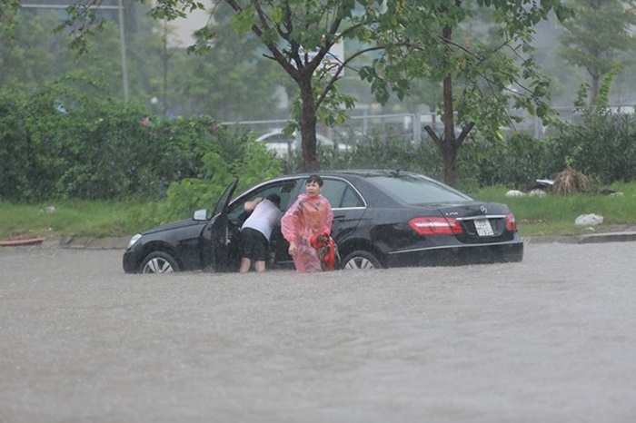 Hà Nội ngập nặng sau mưa, những tuyến phố nào cần tránh?