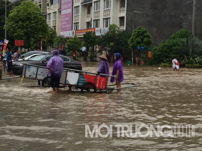 Hà Nội: Mưa lớn kéo dài, người dân cần chuẩn bị tiền đi 'xe bò kéo'