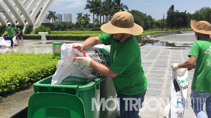 Vừa ngớt mưa bão, 'Ông Tây nhặt rác' đã dọn sạch công viên Hòa Bình