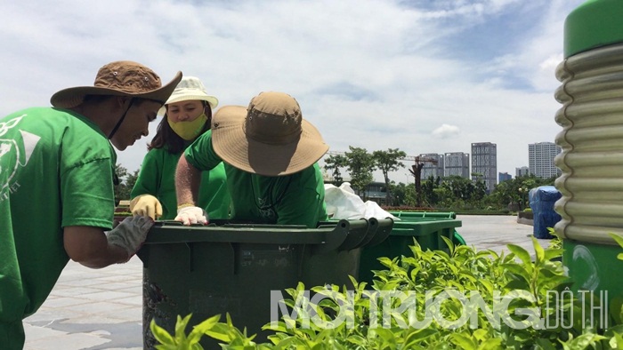 [Video] 'Ông Tây nhặt rác' dọn dẹp cùng Keep Hanoi Clean sau bão