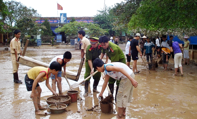Mách người dân vùng ngập lụt xử lý nước và ô nhiễm môi trường