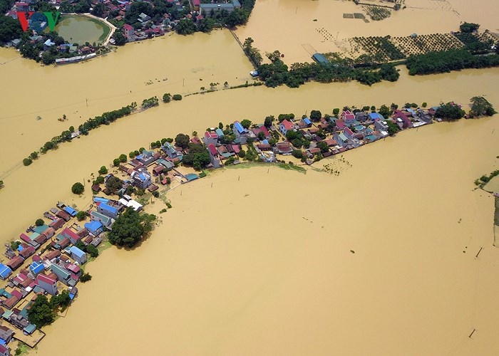 Ảnh: Hàng trăm nhà dân ngoại thành Hà Nội chìm trong “biển nước”