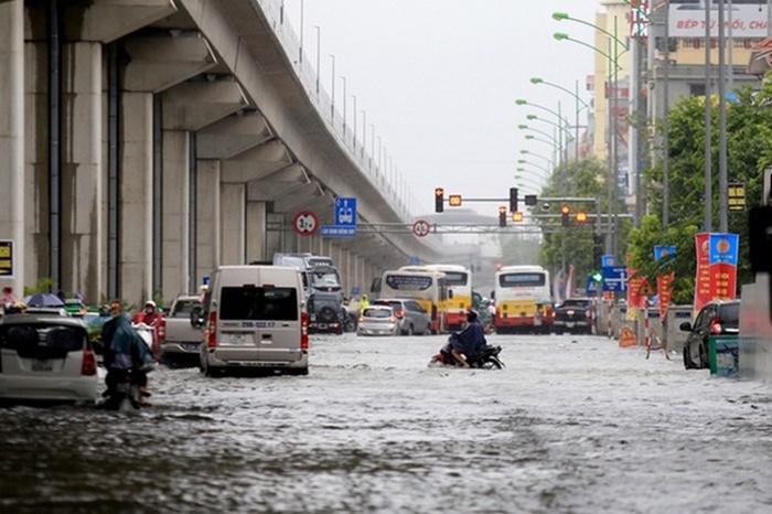 Nội, ngoại thành Hà Nội “biến thành sông” sau mưa chuyên gia nói gì?