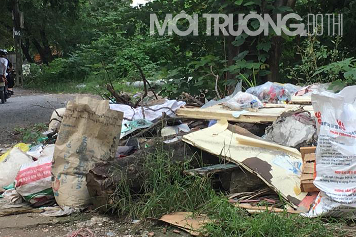 Thanh Xuân-Hà Nội: Bãi rác la liệt gần trụ sở UBND phường Đại Kim