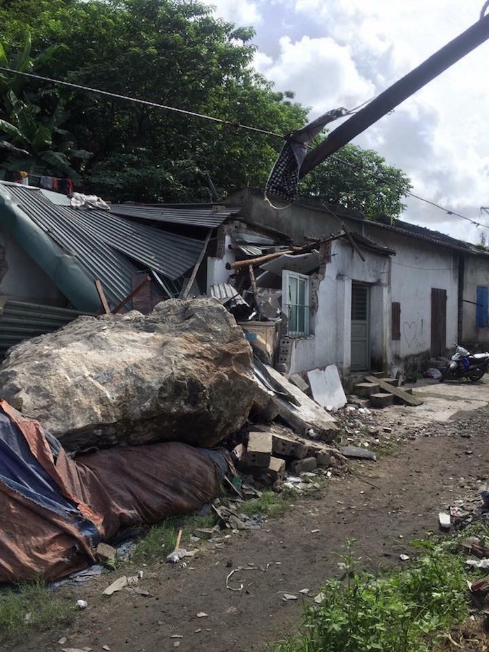 Quảng Ninh: Viên đá nặng 10 tấn rơi vào nhà dân, một người tử vong