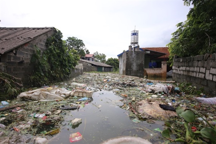 Hà Nội: Hãi hùng “làng rác nổi” bốc mùi hôi thối sau 7 ngày ngập lụt