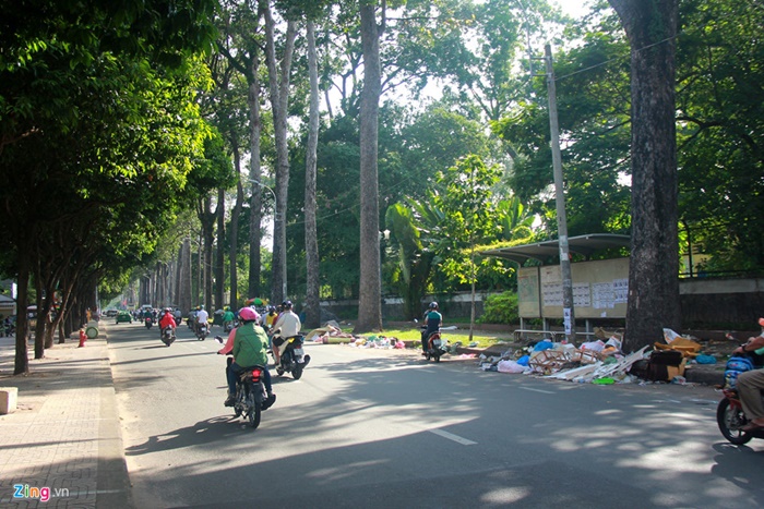 Đường Sài Gòn ngập rác, bốc mùi hôi thối