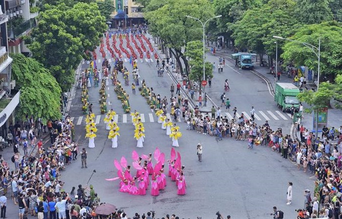 5.000 người diễu hành kỷ niệm 10 năm Hà Nội mở rộng