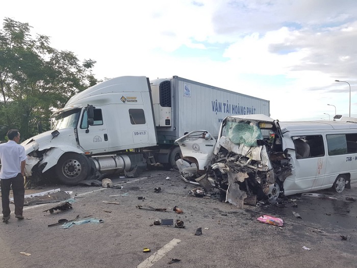 Vụ tai nạn xe rước dâu 13 người chết: Tài xế xe khách buồn ngủ?