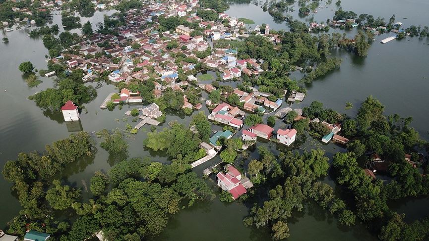 Toàn cảnh xã ngoại thành Hà Nội ngập sâu dưới nước nhìn từ Flycam