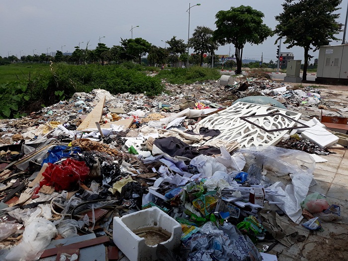 Hà Đông: Bãi rác tự phát lấn chiếm vỉa hè khu đô thị Văn Phú
