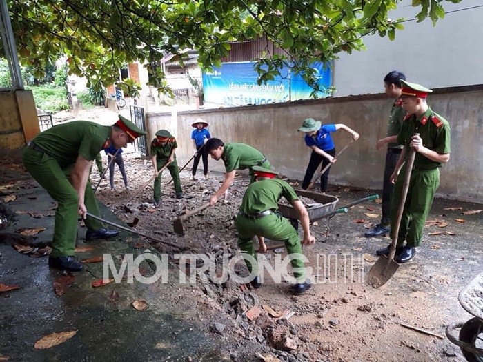 Ấm lòng cảnh các chiến sĩ CATP Yên Bái dọn dẹp trường học sau mưa lũ