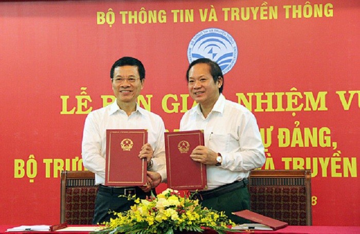 Ông Trương Minh Tuấn và ông Nguyễn Mạnh Hùng bàn giao nhiệm vụ