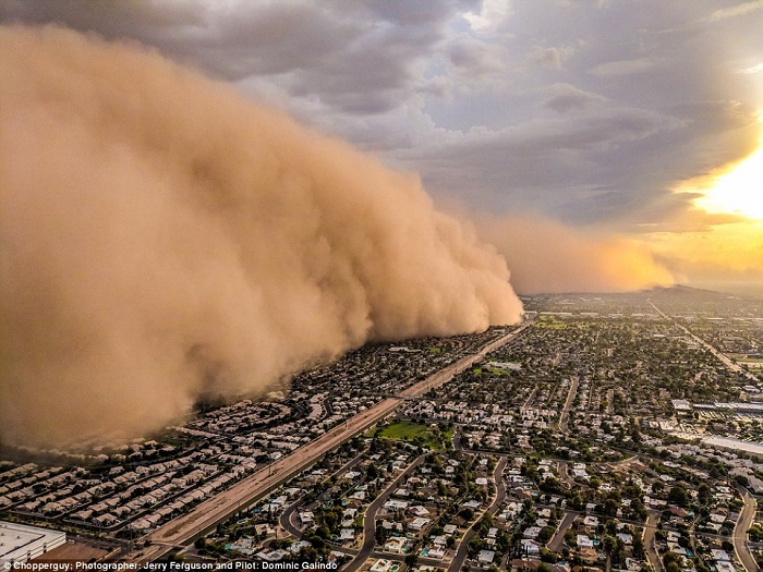 Bão bụi “nuốt chửng” thành phố Phoenix, Mỹ