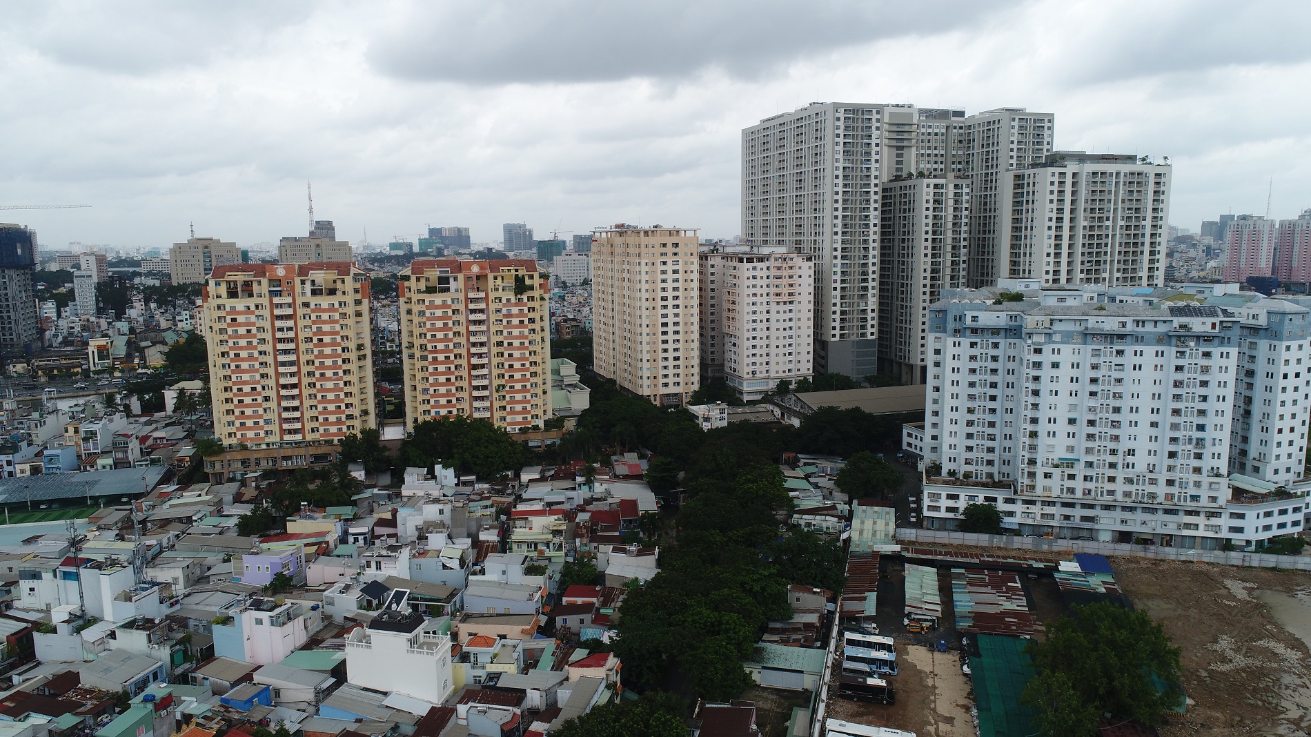 TP.HCM: Vì sao thị trường bất động sản “vắng bóng” căn hộ bình dân?