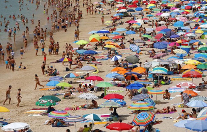 Hình ảnh đợt nắng nóng kỷ lục đảo lộn cuộc sống người dân Châu Âu