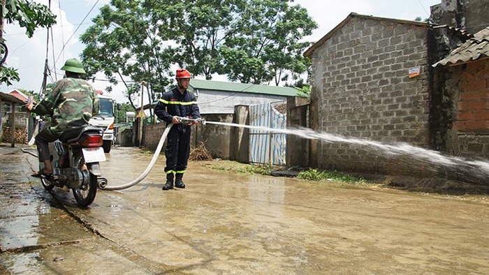 Dùng xe cứu hỏa phun nước vệ sinh sau lũ giúp dân Chương Mỹ